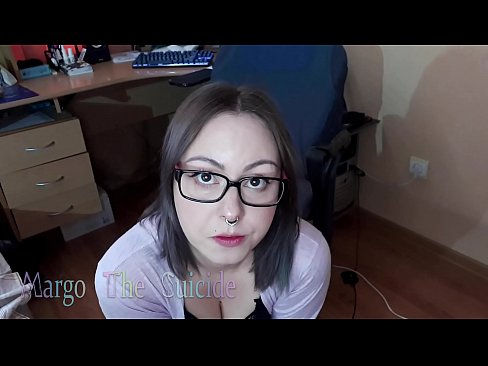 ❤️ 性感的眼镜女孩在镜头前深深地吸吮假阳具 Quality porn❌❤