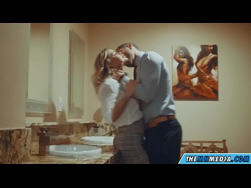 ❤️ 当一个胸大无脑的金发女郎在公共厕所里勾引你时 Quality porn❌❤